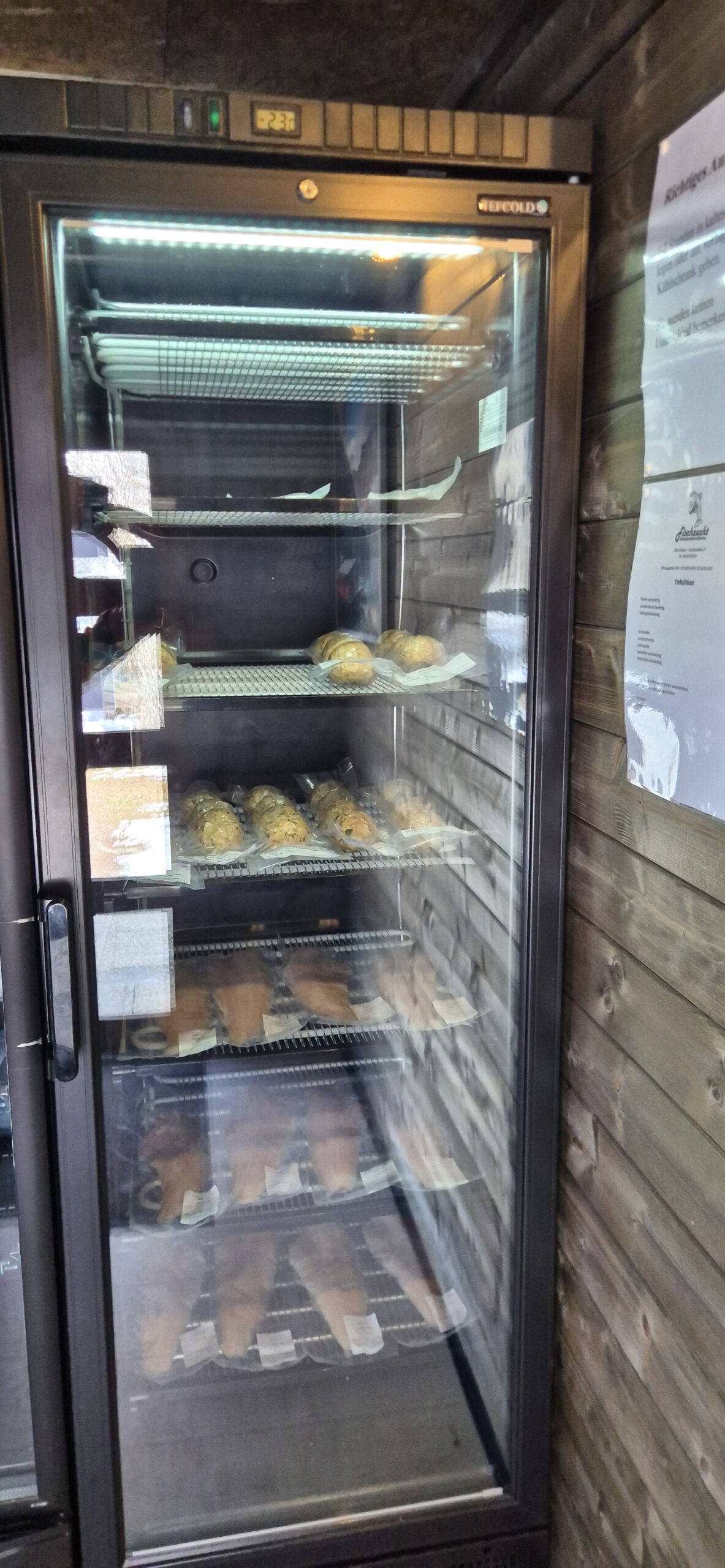Tiefkühlschrank im SB-Hofladen